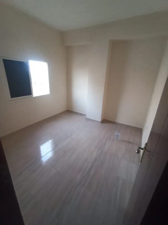 شقه  غرفه وصاله ومطبخ وحمام  مساحه واسعه  و العنوان الراشيديه قريب  من ابراج الاواينت وميدل ايست عجمان قريبه  علي محمد بن زايد مباشر  مخرج دبي والشارقه//A spacious apartment with one bedroom, a living room, a kitchen, and a bathroom. The address is A : Image 1