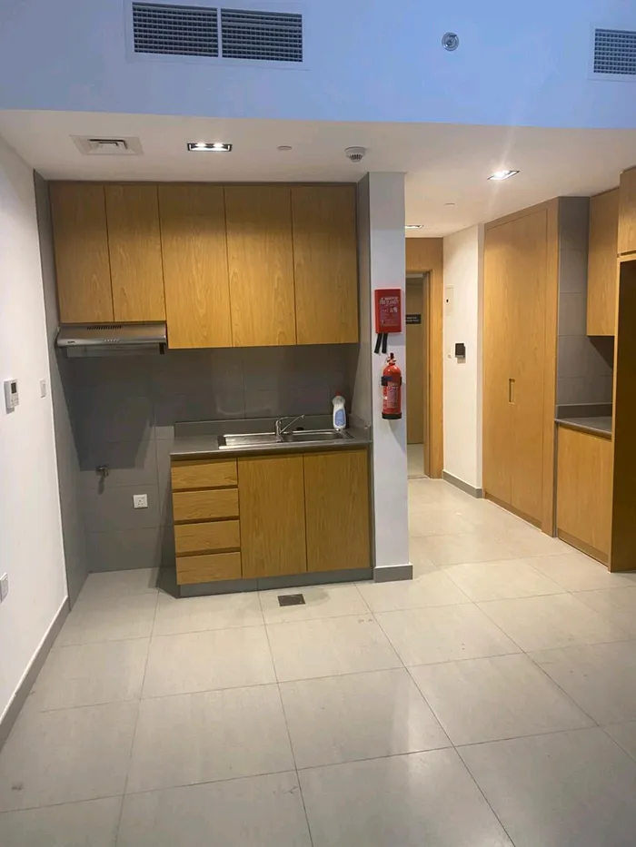 استديو بمساحة متوسطة مع اطلالة خارجية جميلة : Image 1