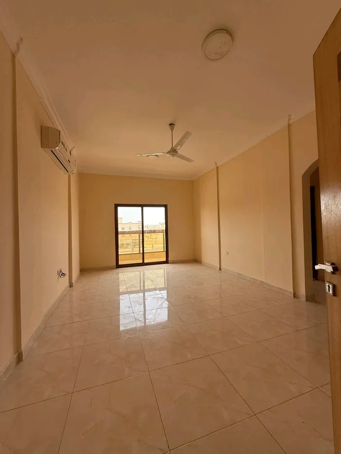 للإيجار شقة غرفة و صالة ببلكونة 2 حمام في عجمان الروضة 2 شارع شيخ عمار سهل المخرج للدبي : Image 1