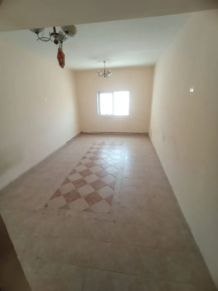 شقة غرفتين  صالة، مطبخ، 2 حمام، وتكييف مركزي في عجمان. العنوان: الراشيديه قريبة من شارع المينا محمد بن زايد، مباشرة من مخرج دبي والشارقة.//Two-bedroom apartment with a living room, kitchen, 2 bathrooms, and central air conditioning in Ajman. Address: : Image 1