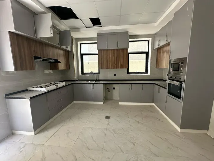 للبيع: 7 غرف و3 صالات ومجلس في المنطقة الزاهية : Image 1