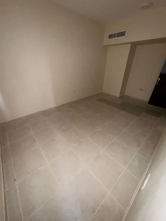 شقة غرفه وصاله  مطبخ واسع، في عجمان. العنوان:النعيميه قريبة اسواق الامارات ومن  محمد بن زايد، مباشرة من مخرج دبي والشارقة.//One-bedroom apartment with a spacious kitchen in Ajman. Address: Al Nuaimiya, close to the Emirates Markets and Mohammed bin Z : Image 1