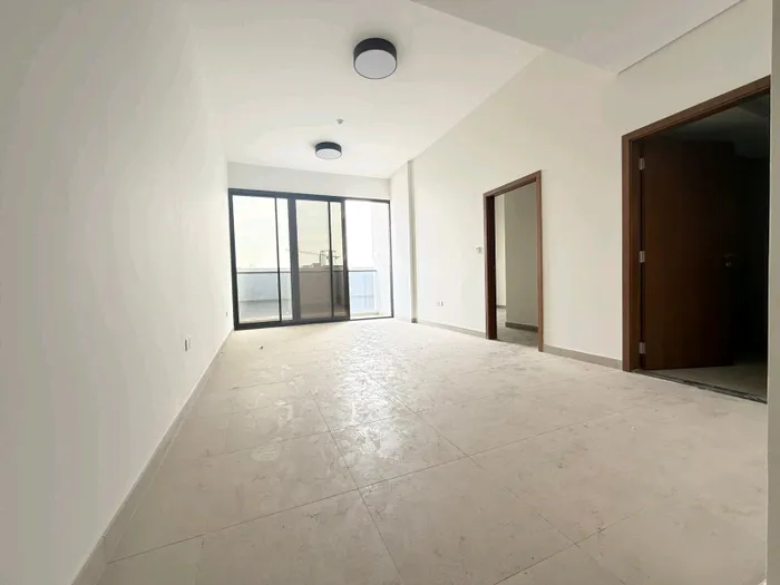 للإيجار شقة أول ساكن غرفة و صالة ببلكونة الخزائن بالحائط 2 حمام في عجمان الجرف 2 قريبة من مجمع المدارس سهل المخرج للدبي : Image 1