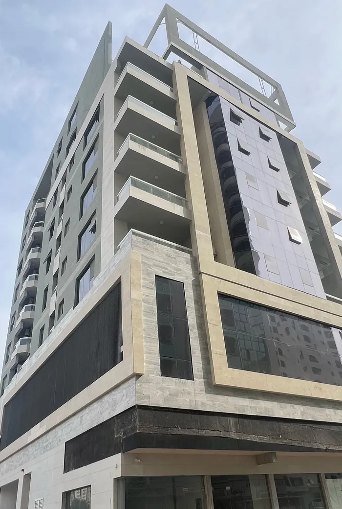 The building is the first resident and is currently trading : Image 1