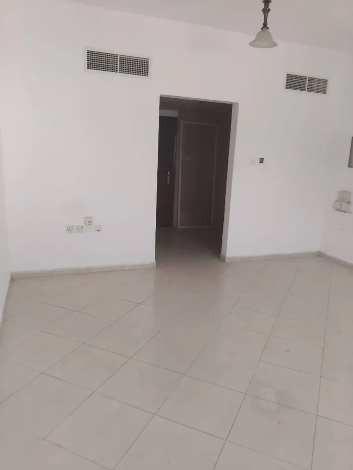 Studio for annual rent : Image 1