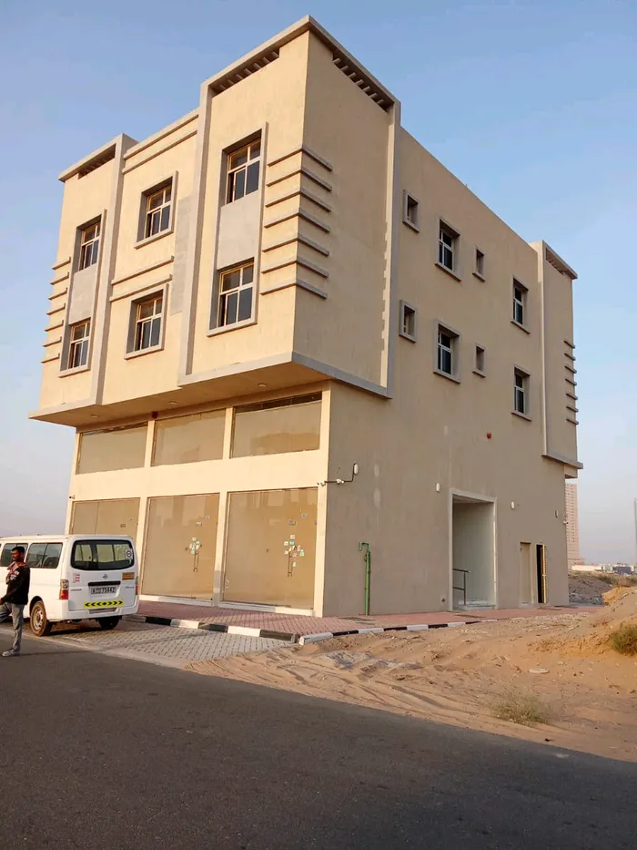 A whole building for sale in Al Alia : Image 1