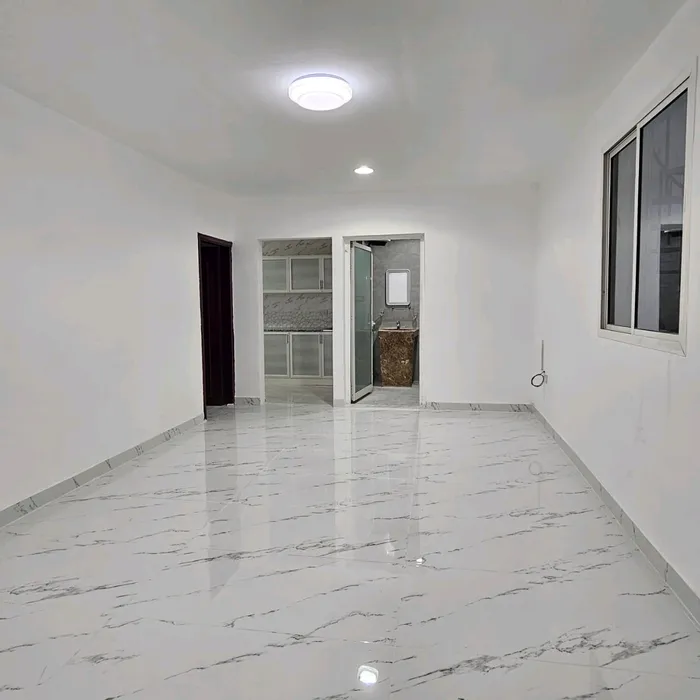 للايجار ملحق مؤلفة من غرفة وصالة وحمام ومطبخ في العين زاخر : Image 1