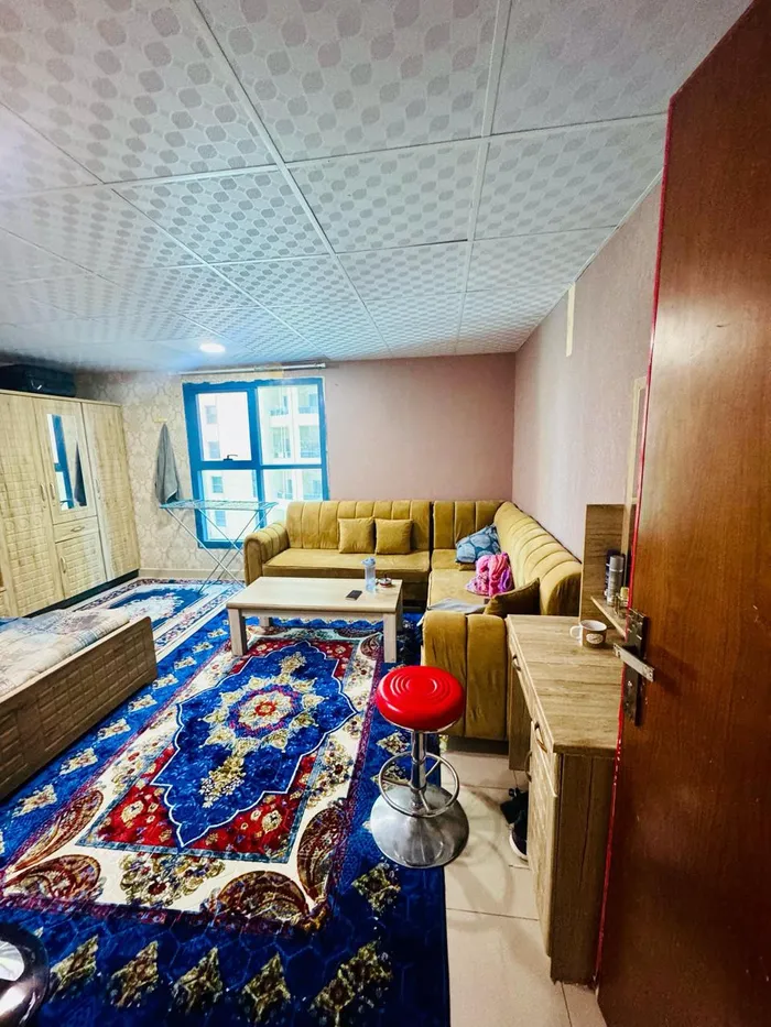 لقطة للبيع 3 غرف وصالة بمساحة واسعة البيع مع الفرش : Image 1