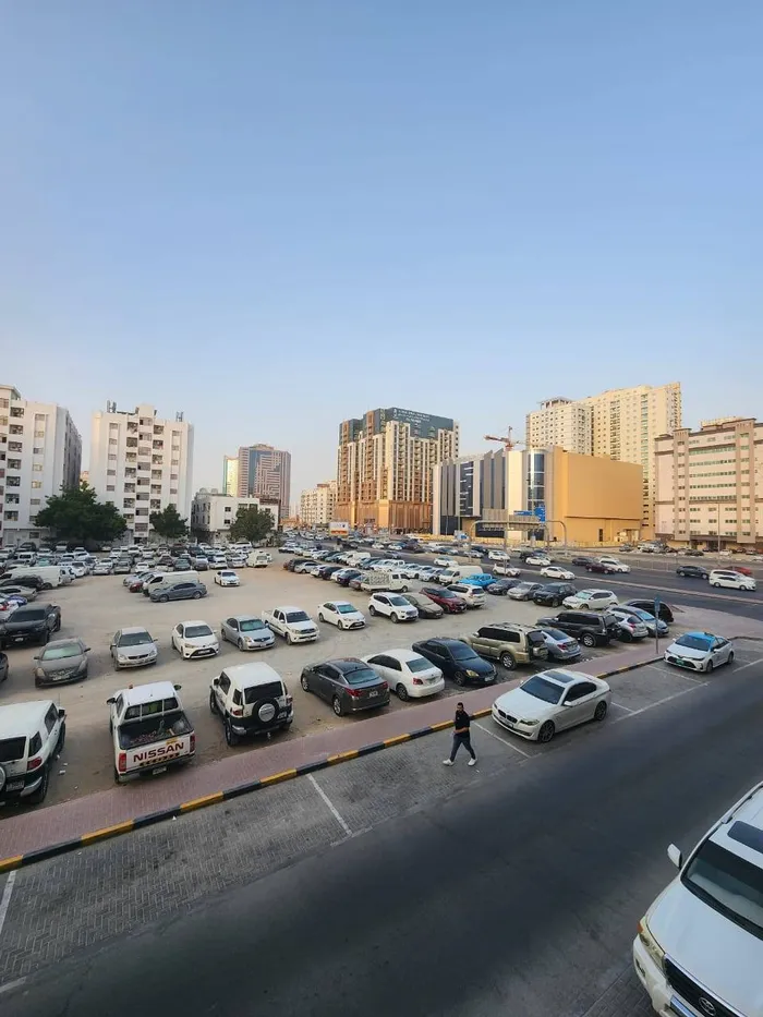 للإيجار السنوي غرفة وصالة مميزة بجوار مدرسة الحكمة موقع حيوي وقريب من كل الخدمات : Image 1