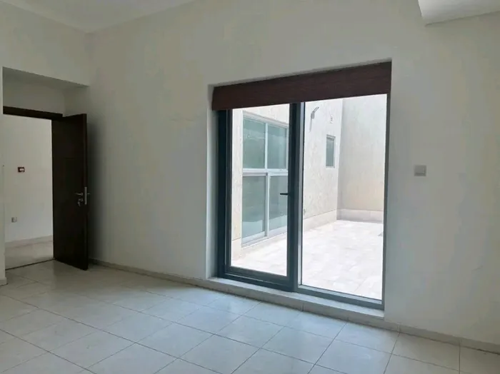 For annual rent, a 7-room villa close to all services. The location is prestigious and it has many features. : Image 1