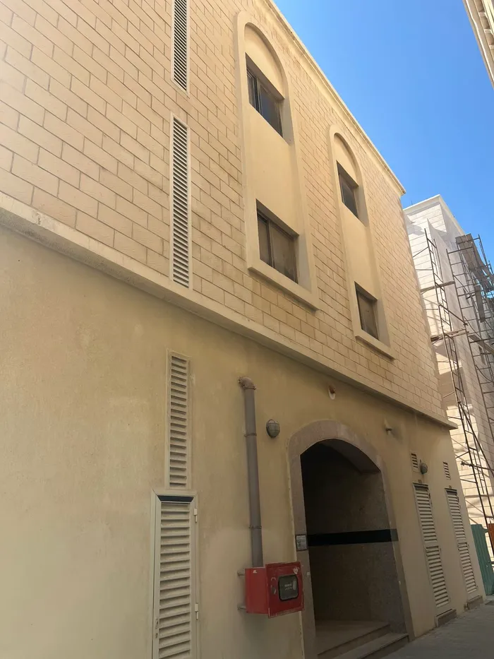 بنايه بالمصلى ارضى وطابقين طابق ارضى محلات وطابقين سكنى : Image 1