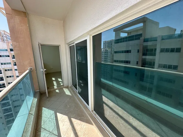 For annual rent, two rooms, a hall with a balcony, three bathrooms, a laundry room, a storage room, and wall cabinets. Free parking. : Image 1