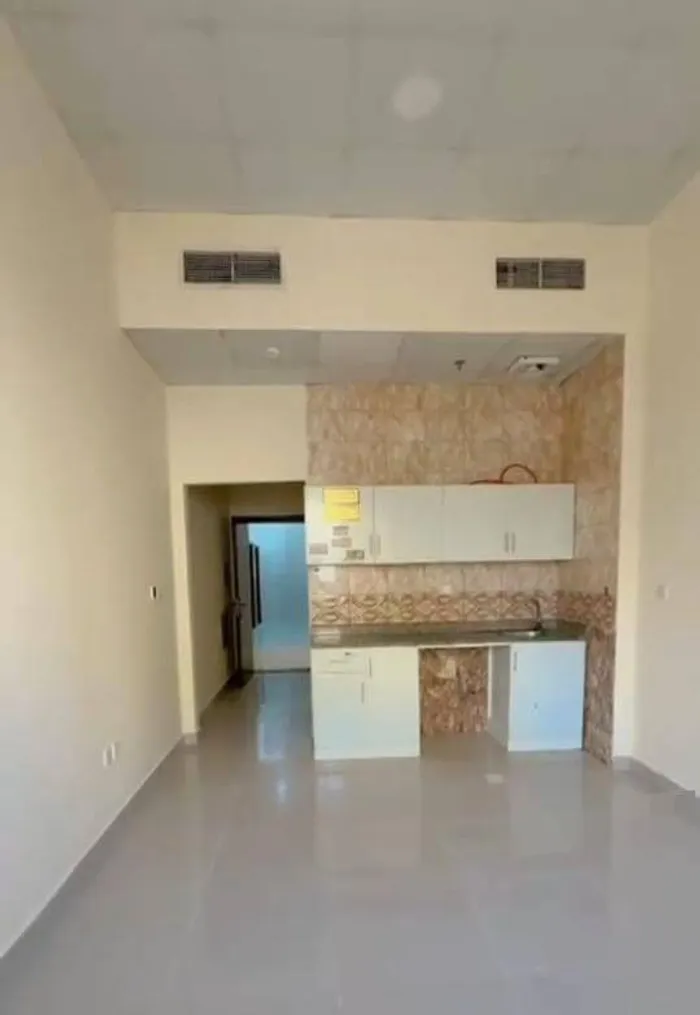 Apartment for annual rent, spacious studio in Al Muwaihat, Ajman : Image 1