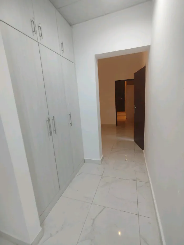 للايجار السنوي شقة غرفه وصاله بمدينه خليفه ا : Image 1