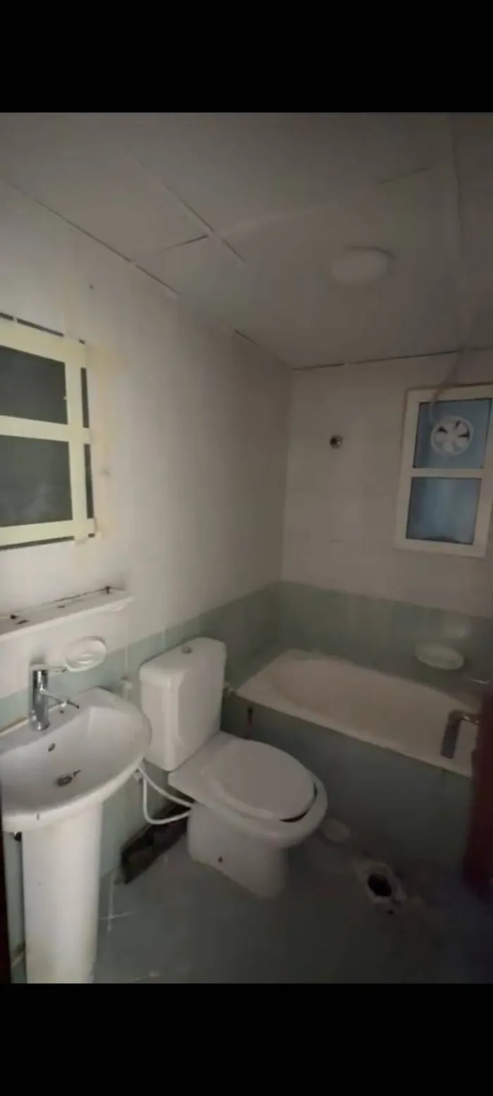 Very spacious studio for annual rent in Rashidiya 3 : Image 1