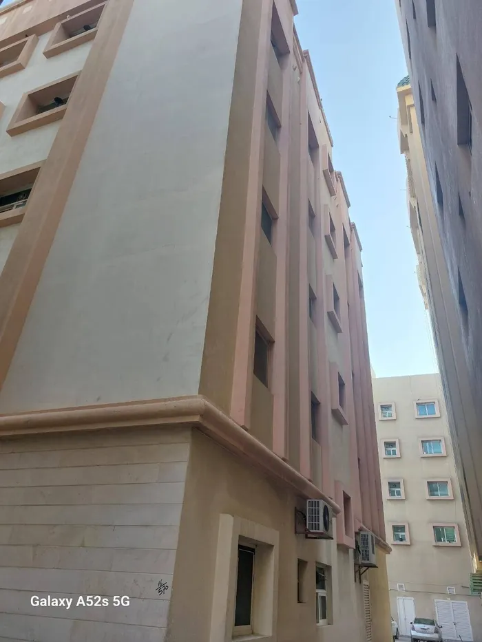 🏢 فرصة استثمارية مميزة – بناية للبيع في النباعة، الشارقة : Image 1