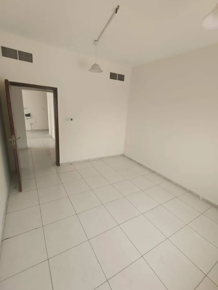 شقه للايجارالسنوي غرفتين وصاله النعيميه1 اطلاله مباشره علي الشارع الرئيسي في عجمان //Apartment for annual rent, two bedrooms and a hall, Al Nuaimiya 1, with a direct view of the main street in Ajman : Image 1