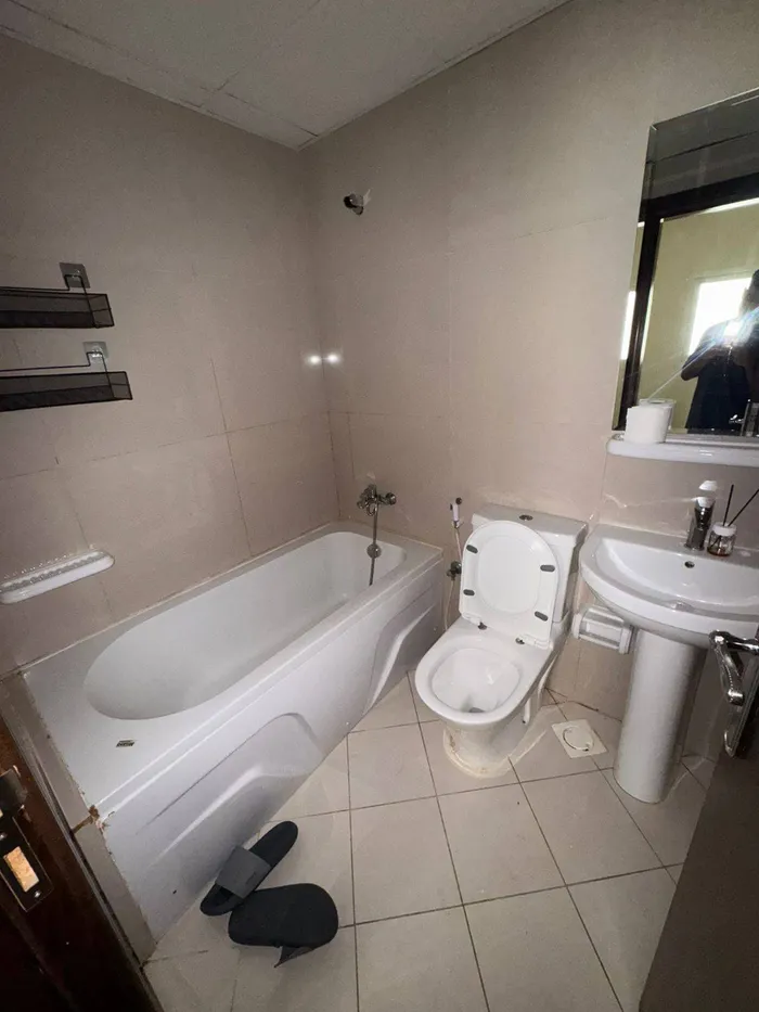 A room and a hall with a balcony, 2 bathrooms, and a private park in the kindergarten area behind the Hamdiya police station : Image 1