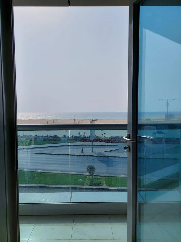 🏡 شقة غرفة وصالة للبيع – إطلالة بحرية ومساحة واسعة : Image 1