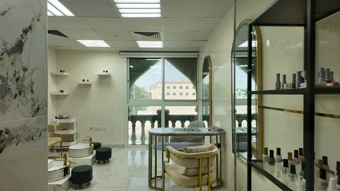 New women's salon : Image 1