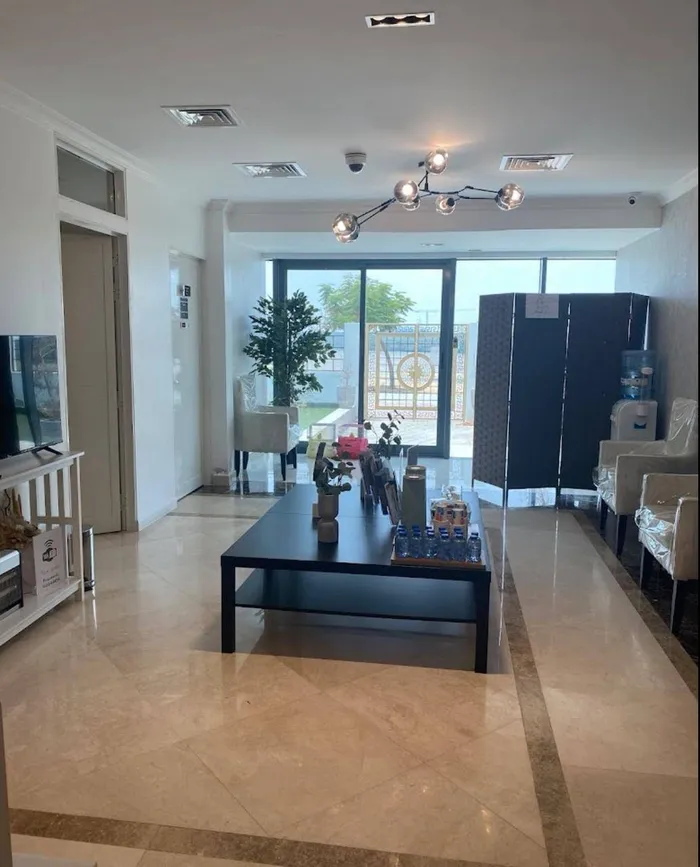 مركز طبي في عجمان للبيع مرخص كامل طب عام وطب اسرة وعلاج طبيعي مساج طبي وحجامة وتجميل للبيع مع الأجهزة والرخصة الاجار السنوي 175000 درهم والمساحة 5500 قدم  المطلوب 1.5 مليون درهم : Image 1