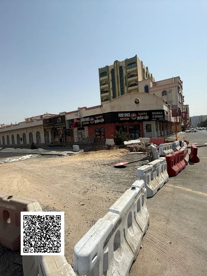 للايجار 10 محلات تجارية  مساحة كل محل: 30 متر مربع  تشطيب راقٍ وتصميم عصري  مواقف متوفرة أمام المحلات : Image 1