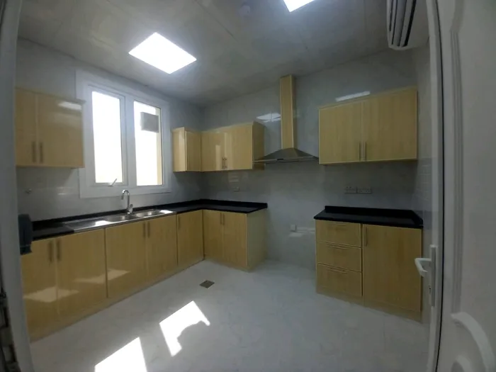 شقه للايجار بمدينه الرياض الجديده خلف مسلخ بني ياس غرفتين وصاله و٢ حمام نظامي : Image 1