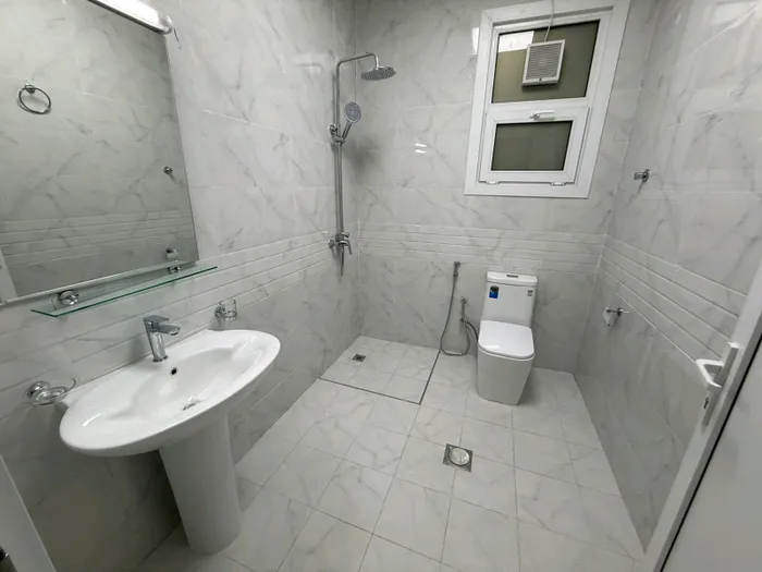 Apartment for rent in Abu Dhabi, the new city of Riyadh 
It consists of
2 rooms 
1 hall 
kitchen 
3 toilets
Installed air conditioners 
All services are available on site 
Including water bills, electricity and net 
For annual rent 32,000 dirhams : Image 1