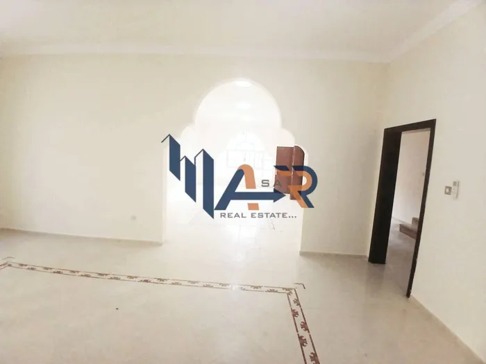 Villa is available for rent in Al Mushrif - independent - yard - special price : Image 1