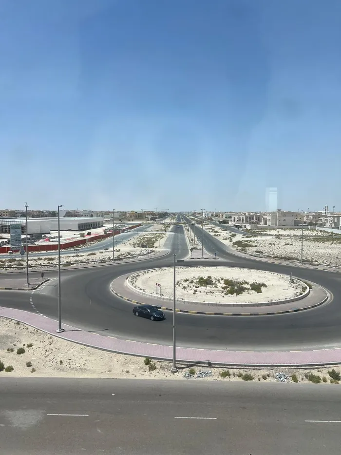 للبيع ارض تجارية في ابوظبي الزعفرانه تصريح شقق سكنية موقع مميز جدا زاوية وشارعين : Image 1