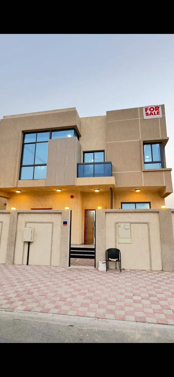 للبيع فيلا ف الزاهيه🏡  5 غرف ماستر ⭐ 7 حمامات ⭐ غرفه خادمه ⭐ صاله وسيعه ومجلس ⭐  مساحة الأرض 3800 قدم مساحة البناء 3600 قدم   عمر الفيلا 3 سنوات   مطلوب 1800000 دهم   شامل توصيل الماء والكهرباء بالاضافه الي مكيفات داخل المنزل   رقم التواصل 0569331356 : Image 1