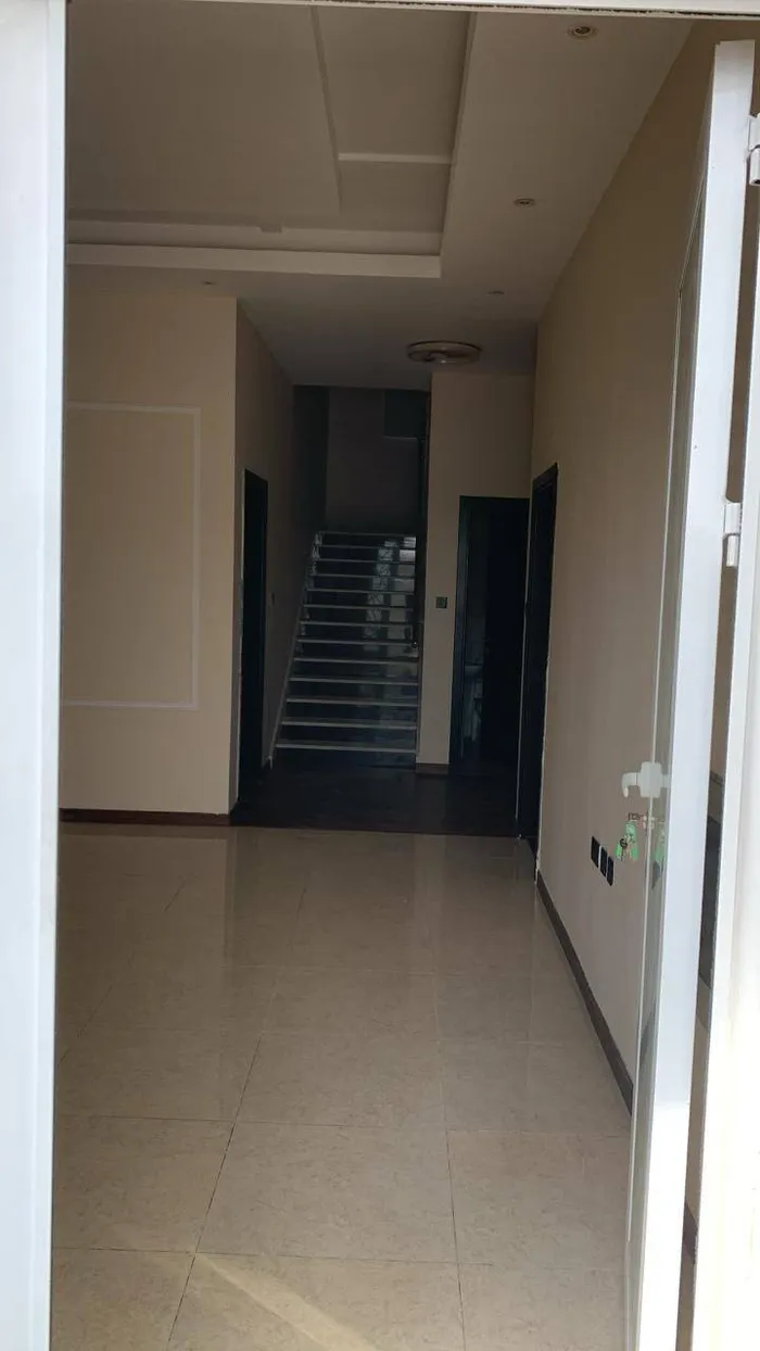 للبيع فيلا جديدة بالكامل في منطقة الزاهية – عجمان  ✨ مواصفات الفيلا: 	•	مساحة الأرض: 3620 قدم مربع 	•	6 غرف ماستر 	•	مجلس + صالة واسعة / غرفة طعام 	•	غرفة خادمة 	•	تشمل 11 مكيف سبليت جديدة بالكامل  💰 سعر البيع: 1,800,000 درهم 🏠 سعر الإيجار: 140,000 د : Image 1