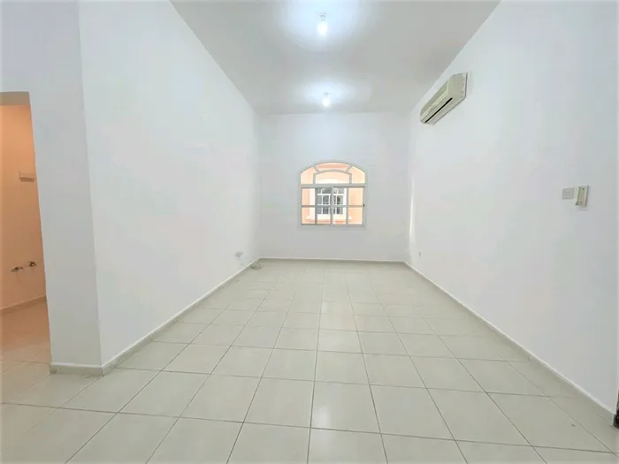 A room and a hall with 2 bathrooms : Image 1