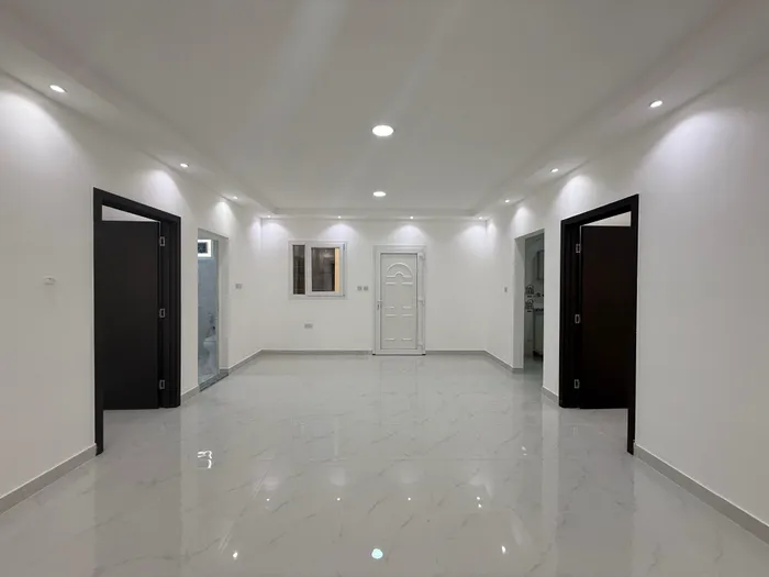 غرفه وصاله اول ساكن ب مدينه الرياض ب (جنوب الشامخه ) موقع متميز قريب من الخدمات مطبخ منظم حمام منظم مساحه واسعه تهويه ممتازه : Image 1