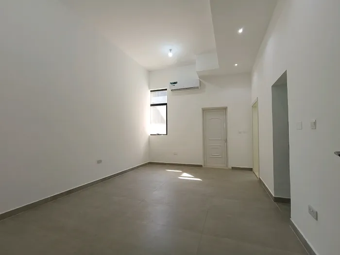 غرفه وصاله 2حمام  طابق ارضي للايجار بمدينه الرياض جنوب الشامخة : Image 1