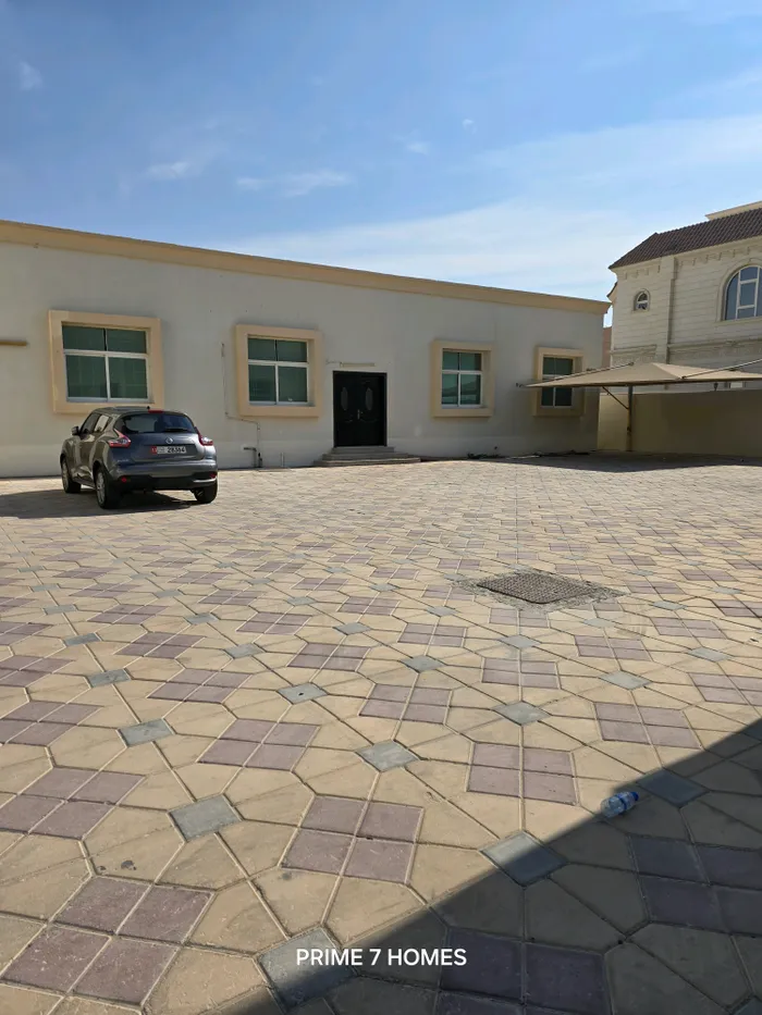 Five rooms and a large hall are attached for rent in Shakhbout in a prime location close to services : Image 1