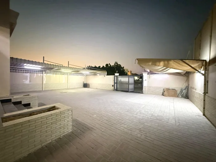 فيلا للايجار زاوية شارع وسكة مساحة واسعة 5غرف نوم مع غرفة طعام : Image 1