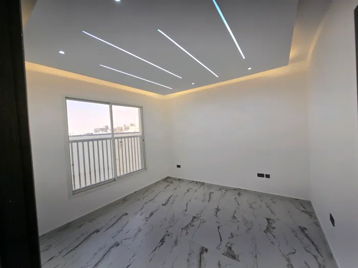 For rent, the first two rooms and a hall with a private entrance, including water and electricity, parking maintenance : Image 1