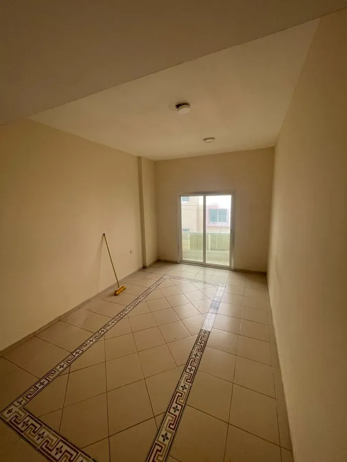 شقه غرفه وحمام بلكونه صاله منفصله مساحه كبيره العنوان النعيمية في عجمان///A one-bedroom apartment with a bathroom, a balcony, a separate living room, and a large area. Located in Al Nuaimiya, Ajman, : Image 1