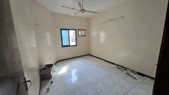 For annual rent in Al Qasimia, Al Nad: a 3-bedroom apartment with a living room : Image 1