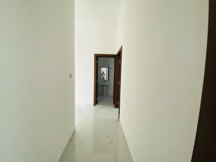 شقة ضمن فيلا للايجار السنوي في مدينة زايد ابوظبي : Image 1