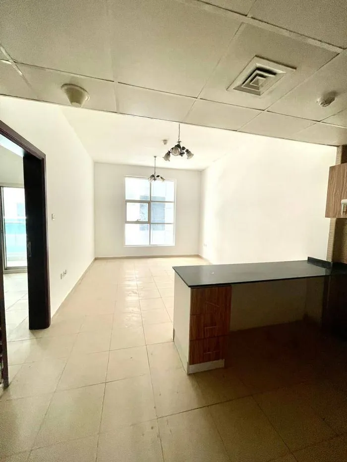 غرفة وصالة للبيع اطلالة مفتوحة موقع مميز بالقرب من جميع الخدمات : Image 1