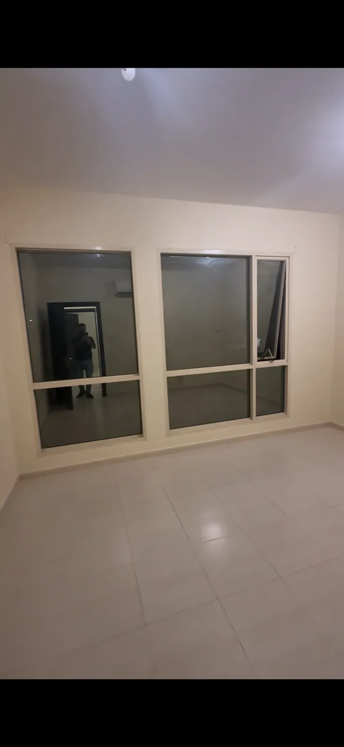 شقة ضمن مبنى سكني للايجار : Image 1