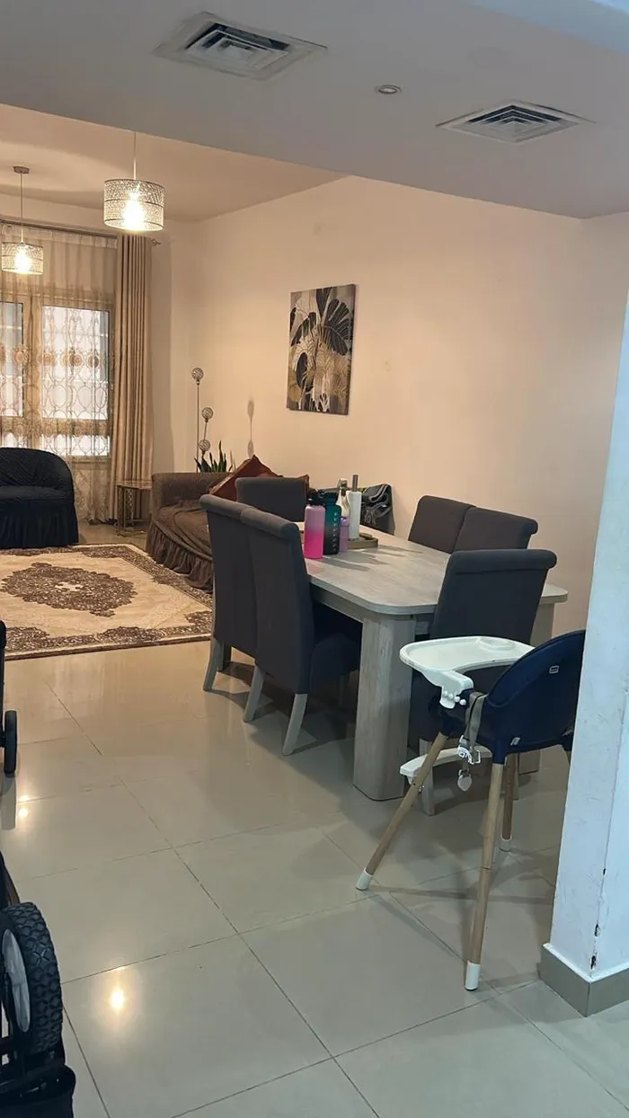 🏠فرصة بيع مميزة جداً حق السكن او الاستثمار
للبيع شقة في امارة الشارقه منطقه التعاون مميز  تبعد مسافه دقيقتين عن دبي مساحتها1200قدم .....  

🛏️تتكون من غرفتين وصاله منهم غرفه ماستر 
🧑‍🍳مطبخ 
🛁حمام ضيوف ك+ صاله كبيره  
🅿️معها 1 بركنج 

موقع ممتاز واطلا : Image 1