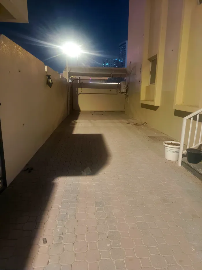 فيلا فاخرة للإيجار السنوي - الرميلة3 عجمان سكن راقي قريب من البحر في موقع مميز الموقع الرميلة - صف ثاني من كورنيش عجمان عدد الغرف 5 غرف نوم 2 غرف ماستر الصالات صالة واسعة المطابخ 2 مطبخ مجهزين المسبح مسبح خاص مواقف سيارات متوفرة مساحات واسعة ومناسبة  : Image 1