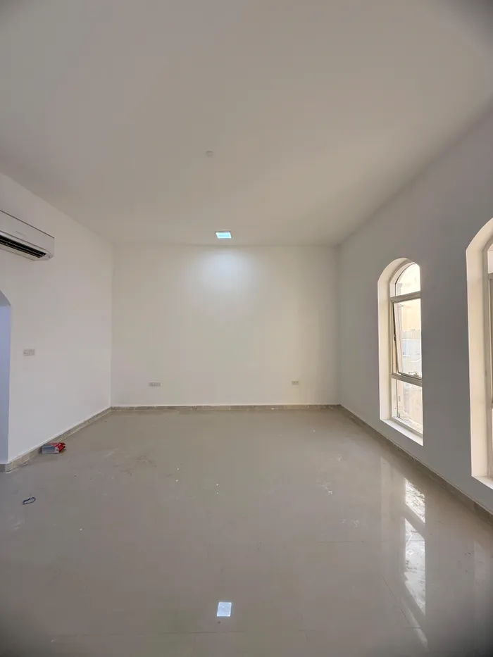 شقة للإيجار في زاخر, العين : Image 1