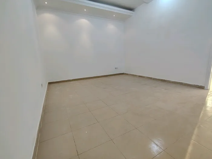 شقة للإيجار في مدينة خليفة, ابوظبي : Image 1
