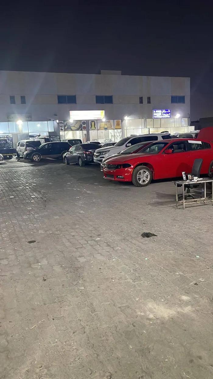 كراج سيارات للبيع بجميع معدات السمكره والميكانيكا والصبغه  في موقع عملي مميز : Image 1