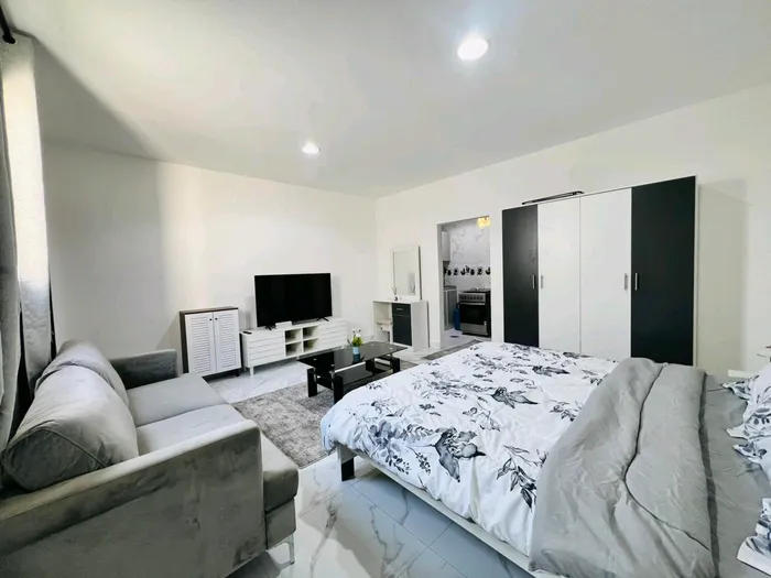 A room and a hall with 2 bathrooms : Image 1