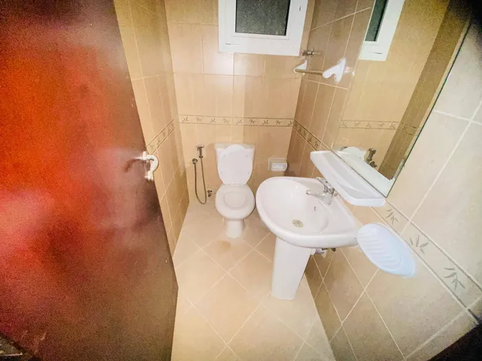 رجم 🔥 فرصة قوية – شقة غرفة وصالة في أبراج سيتي تاور (المساحة الكبيرة) 🔥 ✨ مطلوب نفس المدفوع – عرض استثماري مميز ✨ شقة غرفة وصالة بتقسيم عملي ومساحة ممتازة داخل أبراج سيتي تاور: ✔️ مطبخ كبير ✔️ 2 حمام ✔️ بلكونة في الصالة ✔️ مساحة الشقة: 865 قدم 💰 تفاص : Image 1